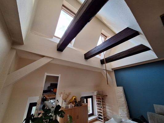 Wohnzimmer mit Dachbalken