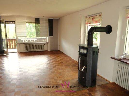 Wohnen und Essen im Obergeschoss mit Balkonausgang