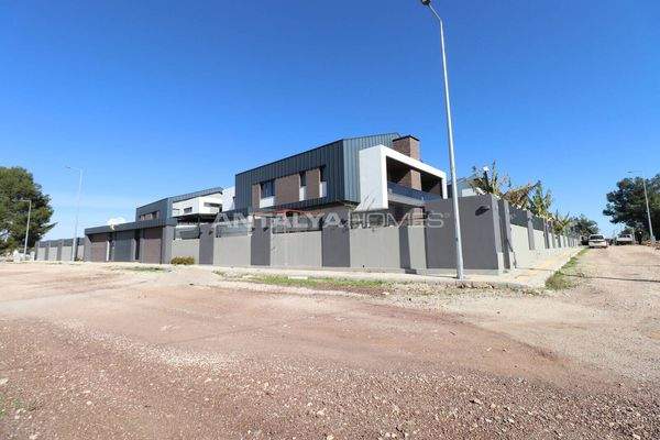 4-Bedroom Property with Pool and Garden in Döşemealtı Antalya