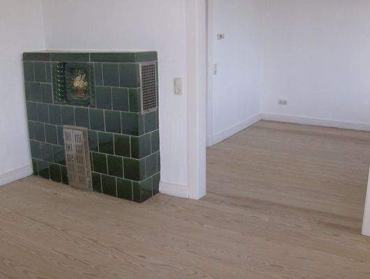 03-Wohnzimmer mit Kachelofen (zur Zierde)