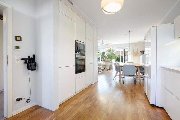 Küche mit Blick zum Essbereich