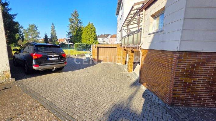 Stellplätze und Zufahrt zur Garage