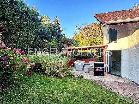 Rückansicht mit Terrasse und Garten