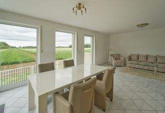 Großes, helles Wohnzimmer 