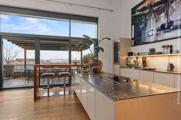 Hochwertige Küche mit Blick auf die Dachterrasse ...