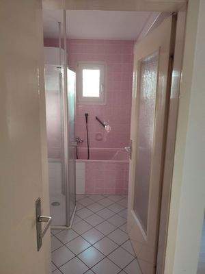 Bad mit Dusche und Wanne