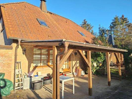 Die sonnige Terrasse des Haupthauses