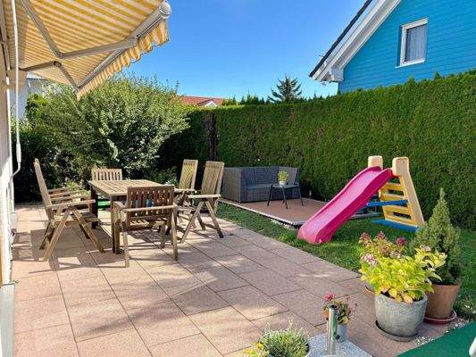 schöne-Sitzgelegenheit-mit-Markise