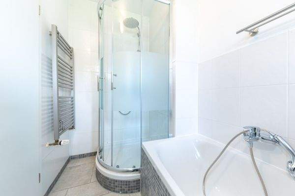 Dusche im Badezimmer