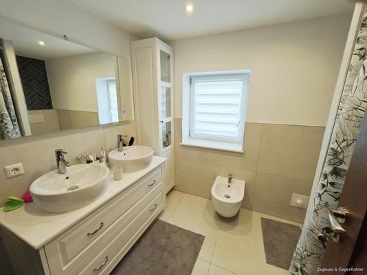 Das Badezimmer im Obergeschoss