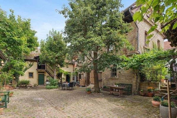 Stall und Gästehaus