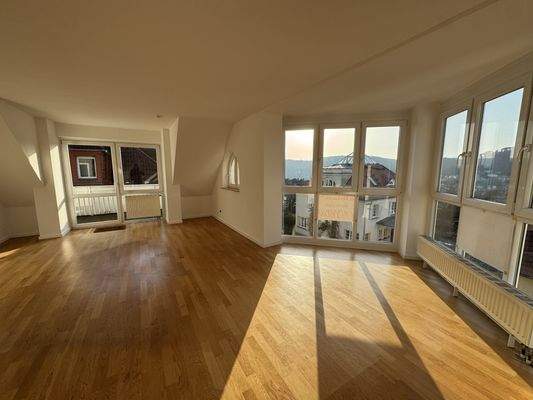 offener Wohn- und Küchenbereich mit Aussicht auf Meiningen