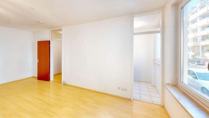 Wohnzimmer - (KI leergeräumt)