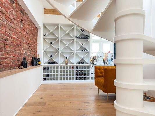 Weinarchiv &amp; Aufgang ins Obergeschoss