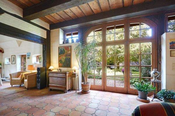 Großes Fensterelement mit Außenzugang