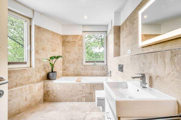 Tagesbelichtetes Vollbadezimmer mit Badewanne