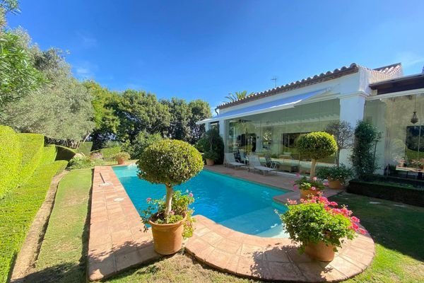 Top geflegte Villa in Sotogrande Alto mit Pool, 4 Schlafzimmern und Patio im andalusischen Stil