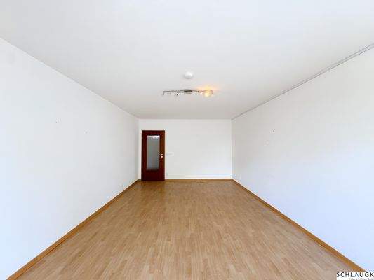 Wohnzimmer mit Balkonzugang