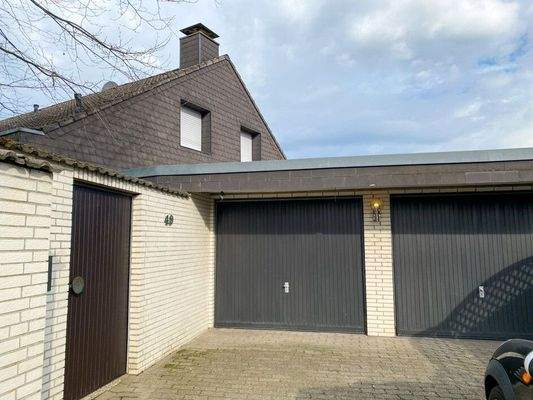 Auffahrt mit 2 Garagen