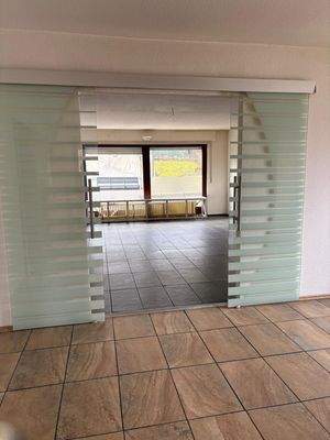 Blick von der Küche ins Wohnzimmer