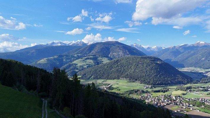 Agstner-Hof-Oberparzenberg-Luxus-Immobilie-Chalet-Olang-Bauernhof-Sanierungsbedürftig-Bauernhaus-Kronplatz-Skigebiet-südtirol-urlaub-Aussicht-Alleine-mitten in der Natur-Autonom-Quelle