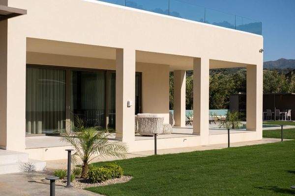 Kreta, Tavronitis: Zeitgenössisch eingerichtete Villa mit Pool zu verkaufen