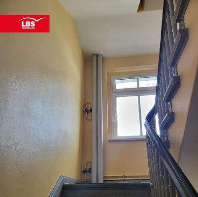 Foto Treppenaufgang mit Heizungsverteilung