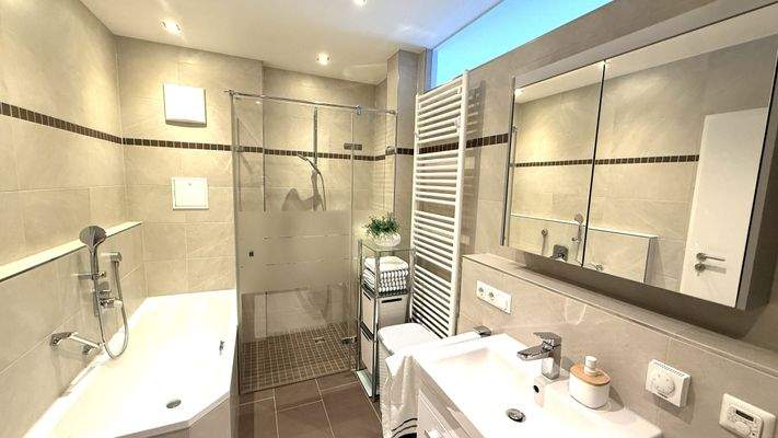 modernes Bad mit Badewanne und Dusche