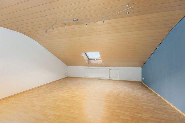 Geräumiges Büro DG