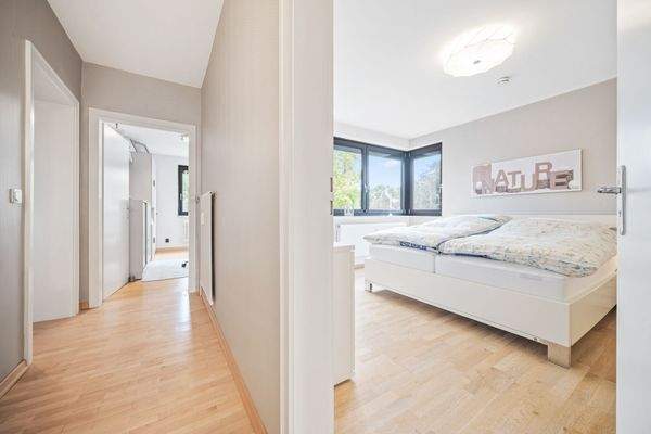 Flur/Blick ins Schlafzimmer