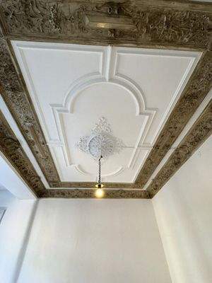 Verzierte Zimmerdecke