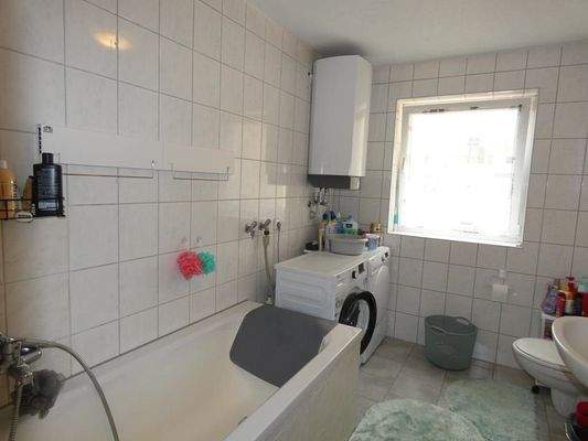 Bad mit Wanne und Boiler