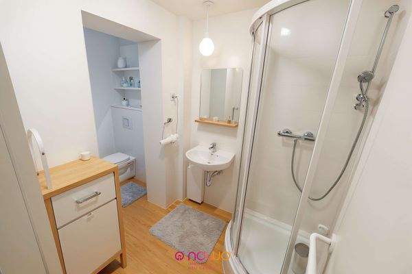 Duschbad Apartment - Badezimmer, Skandinavisch - (KI generiert)