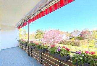 Sehr großer Balkon mit Blick ins Grüne