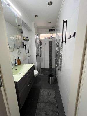 Bad mit großer Dusche und Fenster