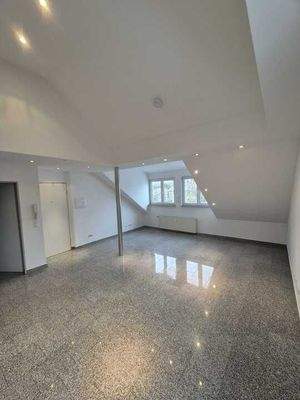 Leerer Dachgeschossraum