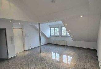 Leerer Dachgeschossraum