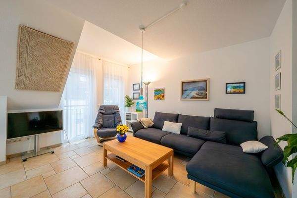 Wohnzimmerbereich mit neuwertiger Couch