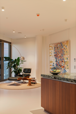 Blick von der Küche auf den Wohnraum