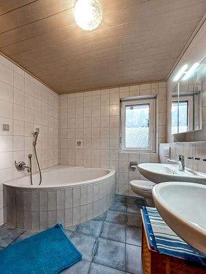Badezimmer Mietwohnung DG