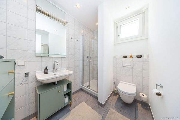 helles Badezimmer Stadthaus