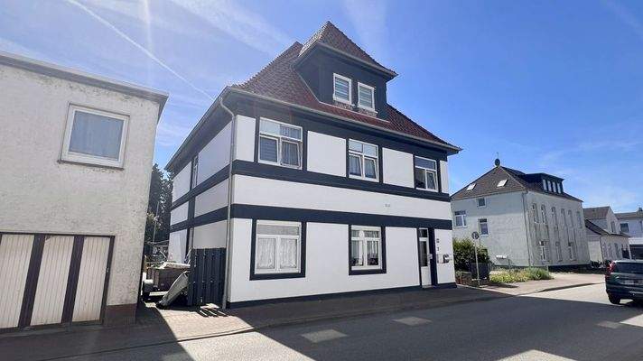 vordere Ansicht des Mehrfamilienhauses