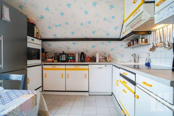 ...sowie eine weitere Küche...