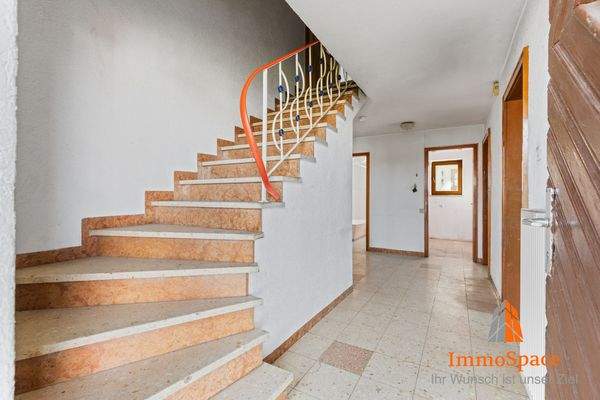 Treppenaufgang ins Obergeschoss