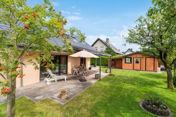 Gartenansicht mit Terrasse und Gartenhaus