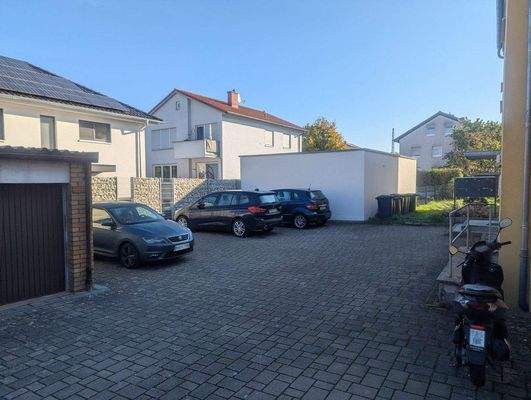 Hof Ansicht mit Stellplätzen 