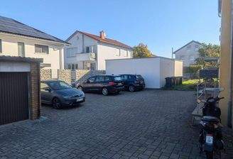 Hof Ansicht mit Stellplätzen 