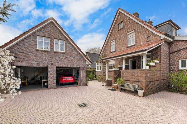 Innenhof mit Garagen