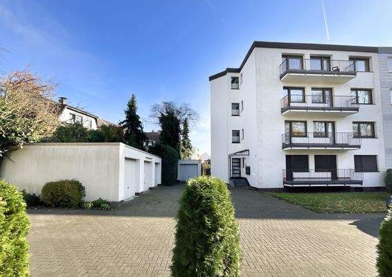 Hausansicht mit Garage