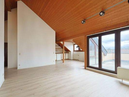 Großzügiger Wohn-/Essbereich mit Blick zur offenen Küche